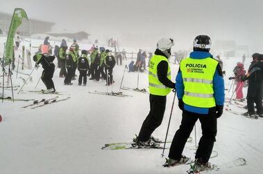 La policía comienza a patrullar con esquís en las estaciones de Aragón