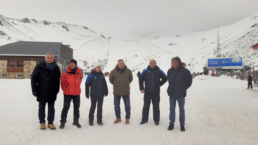 Representantes políticos de León visitan la estación de esquí de San Ididro