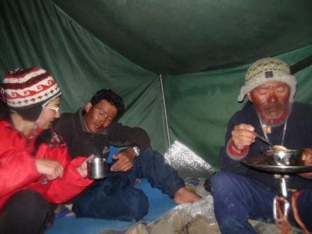 Sherpas Dawa y Sonam con la Dra. Mª Antª Nerín. Foto: Barrabés.