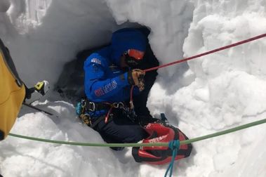 Rescate al límite de un esquiador que cayó a una pequeña grieta en Zermatt