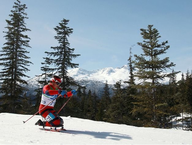 Fotografía de un esquiador de esquí de fondo de la categoría sentado en pista