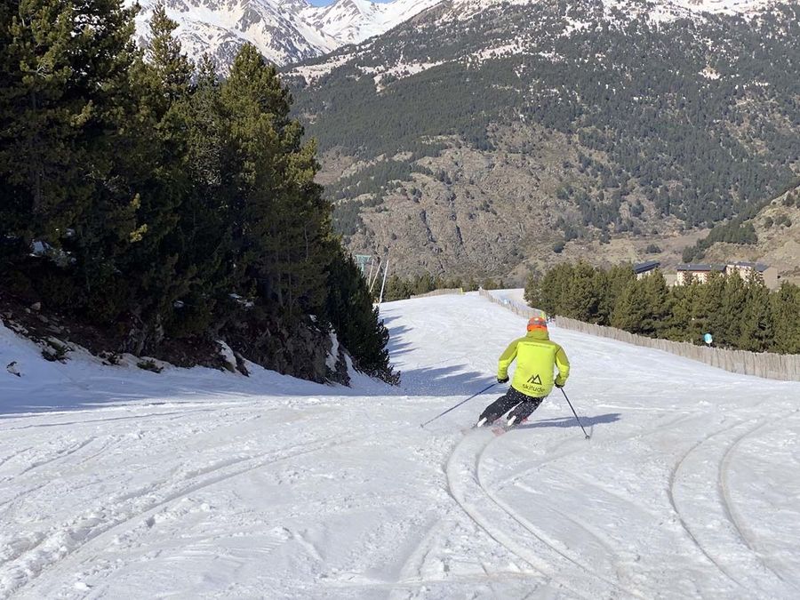 Esquiando por la pista de l’Os durante los últimos días de la temporada (Foto: IST).