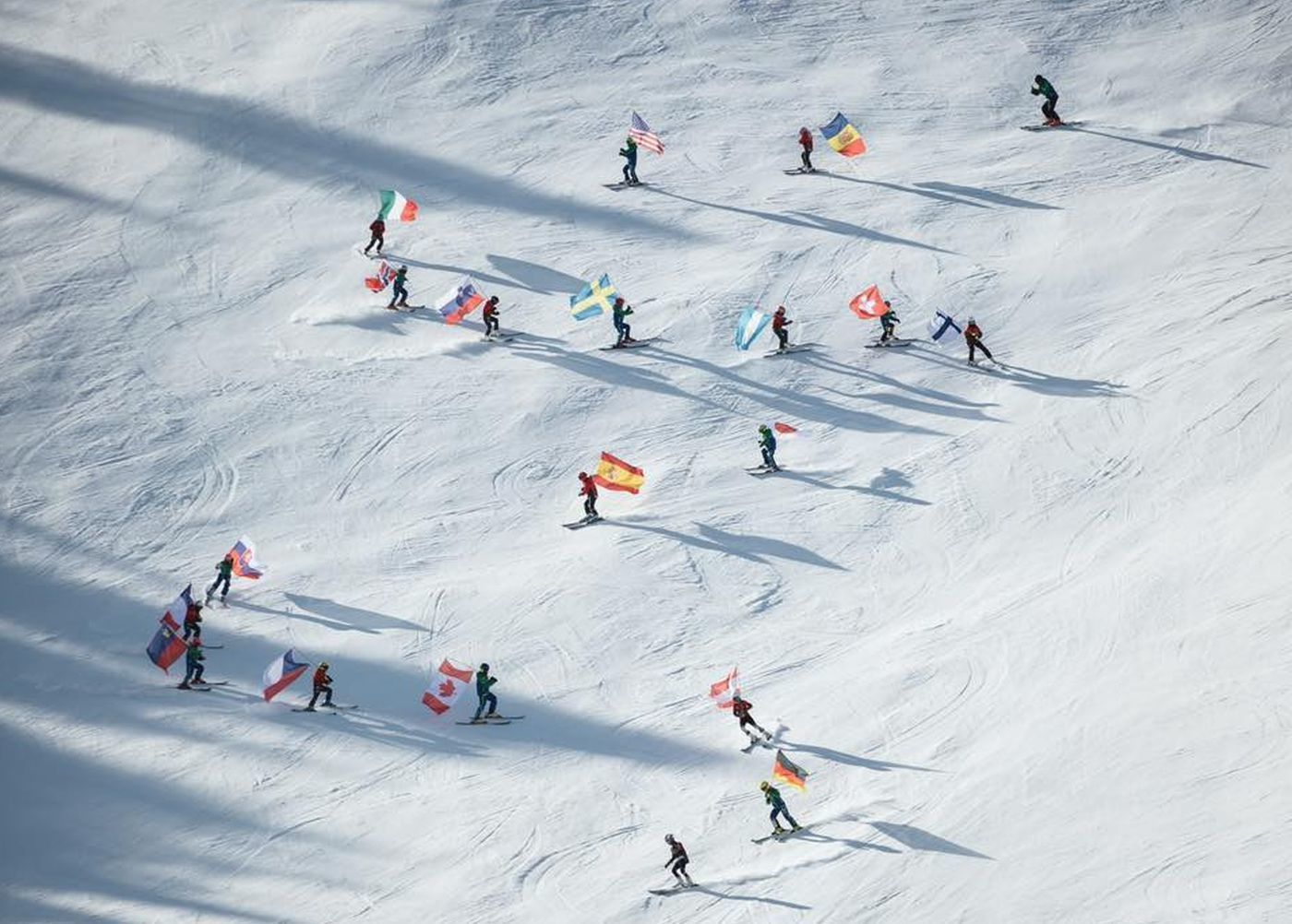 Esquiadores con banderas en Grandvalira