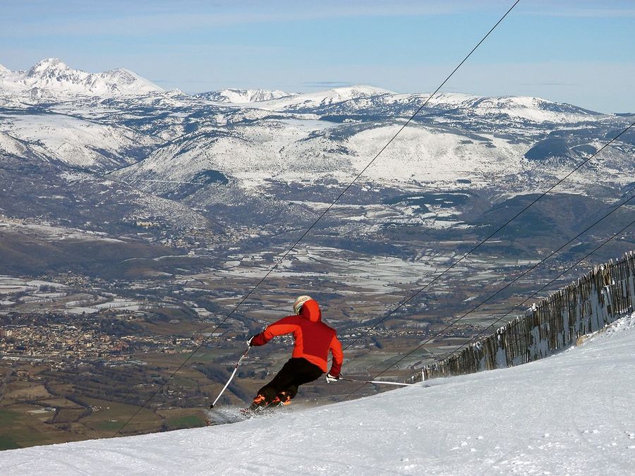 Esquiando en Masella. De fondo la Alta Cerdanya y en el fondo del valle Puigcerdà (Foto: IST).