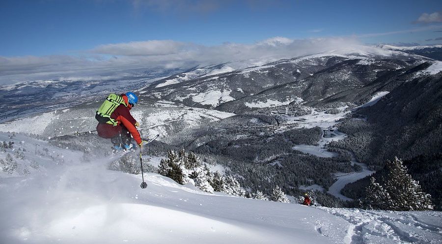 Practicando esquí fuera pista en el sector Tosa de La Molina (Foto: O. Molas).