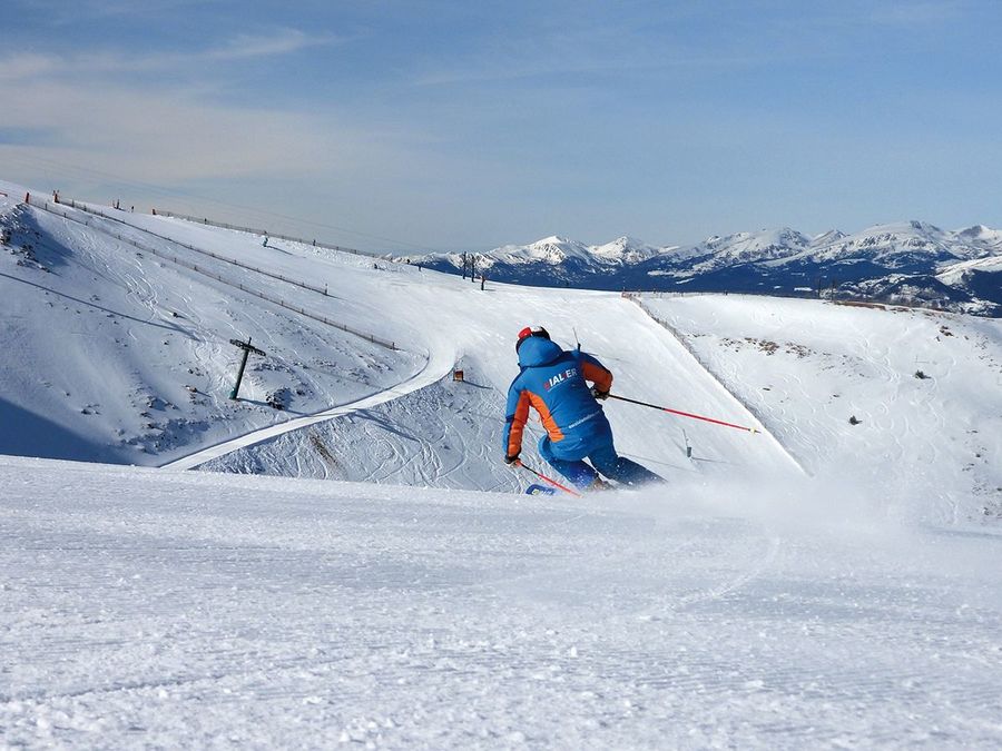 Profesor de esquí entrando en La Directa (Foto: IST).