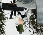 Esquiador se queda con el culo al aire en un telesilla de Vail