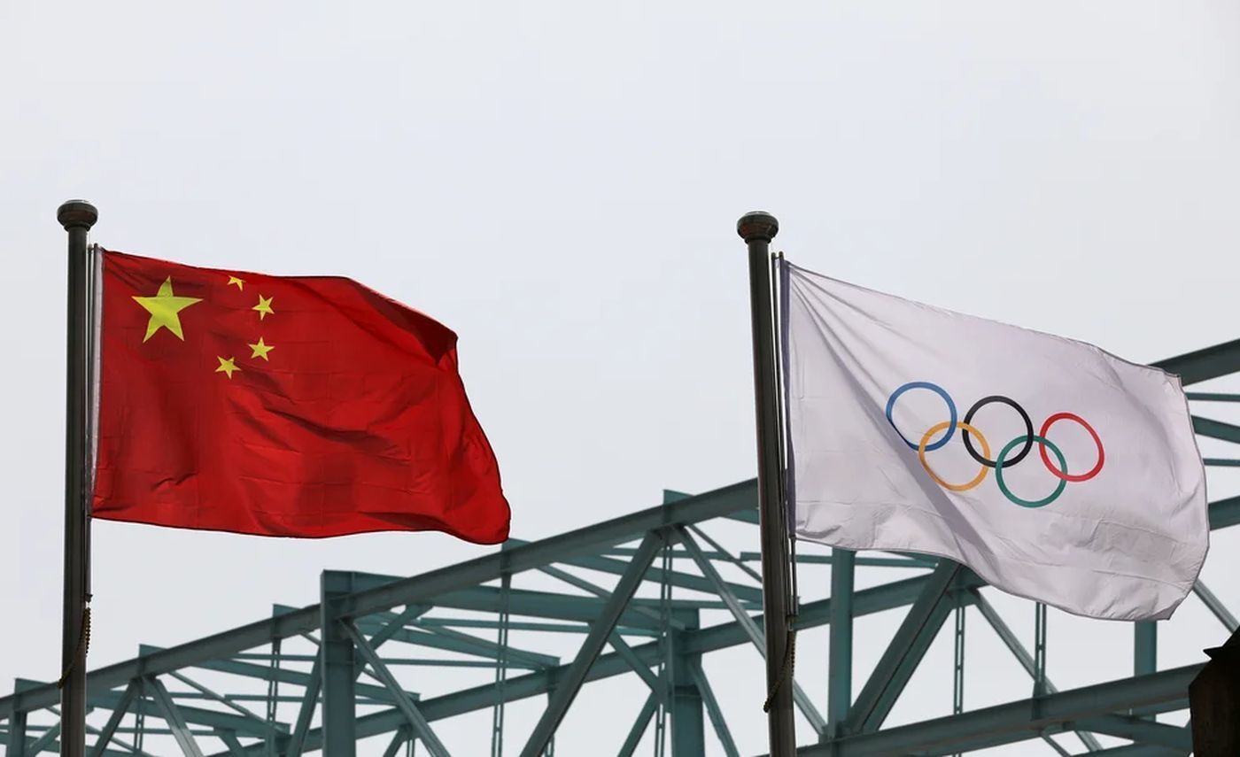 Bandera china y bandera olímpica