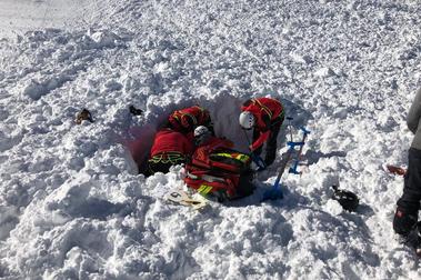 Un alud atrapa a tres esquiadores en el Tuc de la Llança de la Vall d'Arán