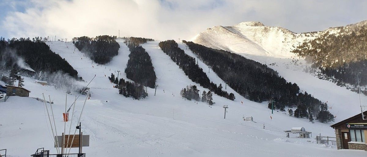 Fallece un esquiador en Espot por un fuerte impacto contra un árbol