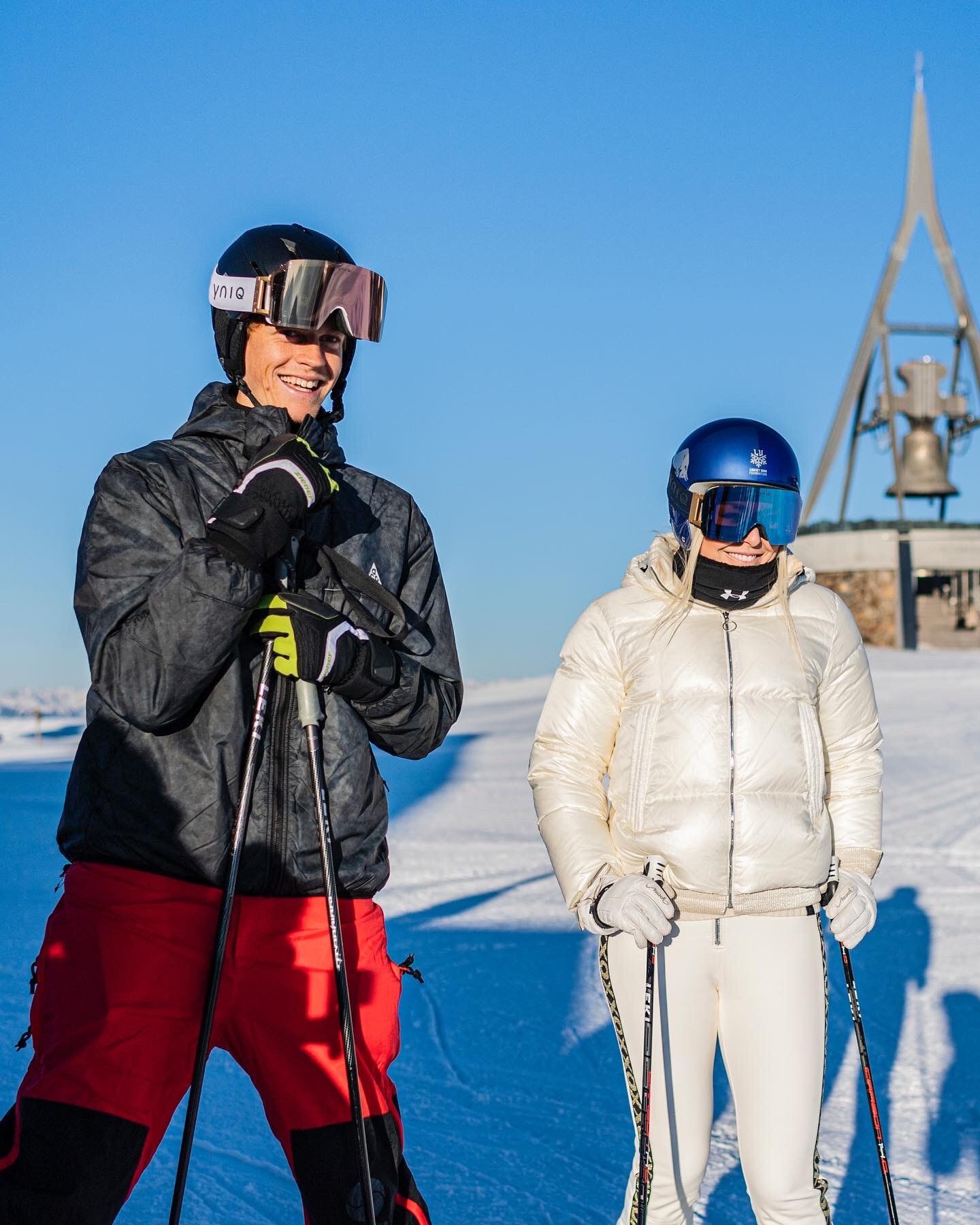 Jannik Sinner esquiando con Lindsey Vonn