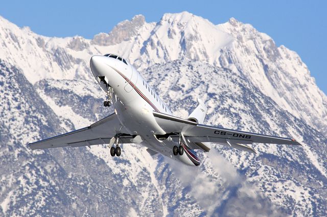 Avión con montañas nevadas detrás