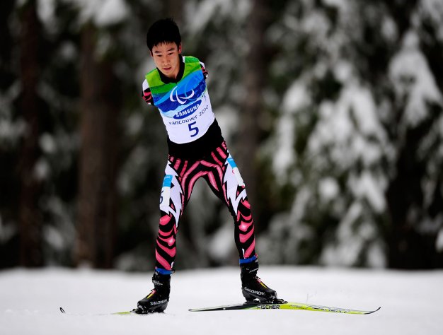 Fotografía de un participante de esquí de fondo amputado de los dos brazos en pista