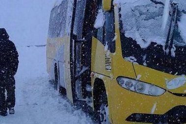 4 buses y 120 turistas atrapados en camino a Valle Nevado