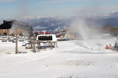 La producción de nieve pone la cuenta atrás a la temporada de esquí en Sierra Nevada