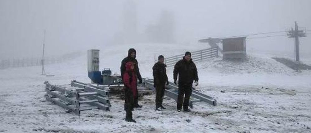 La nieve sorprende la colocación de la nueva cinta de Valgrande-Pajares