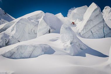 Puro espectáculo: Markus Eder esquiando dentro de un glaciar