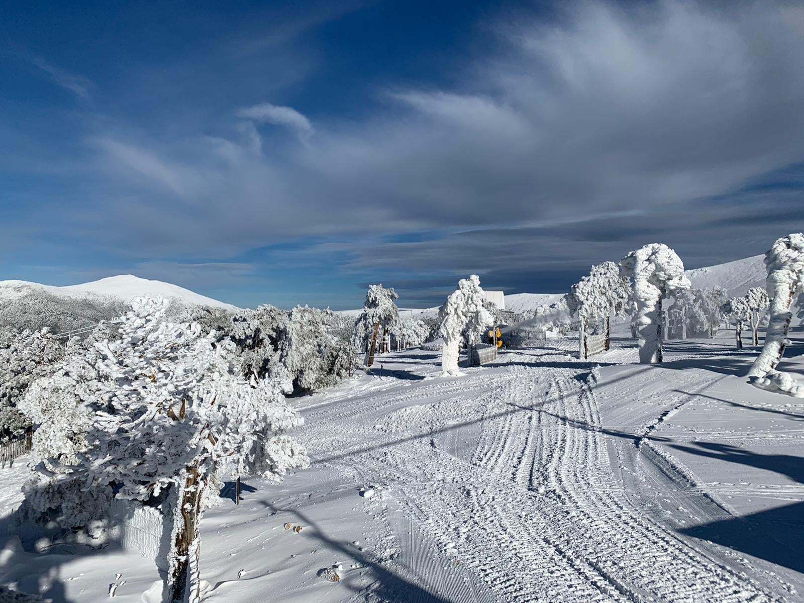 Cañón de nieve artficial en funcionamiento en la estación de esquí de Navacerrada