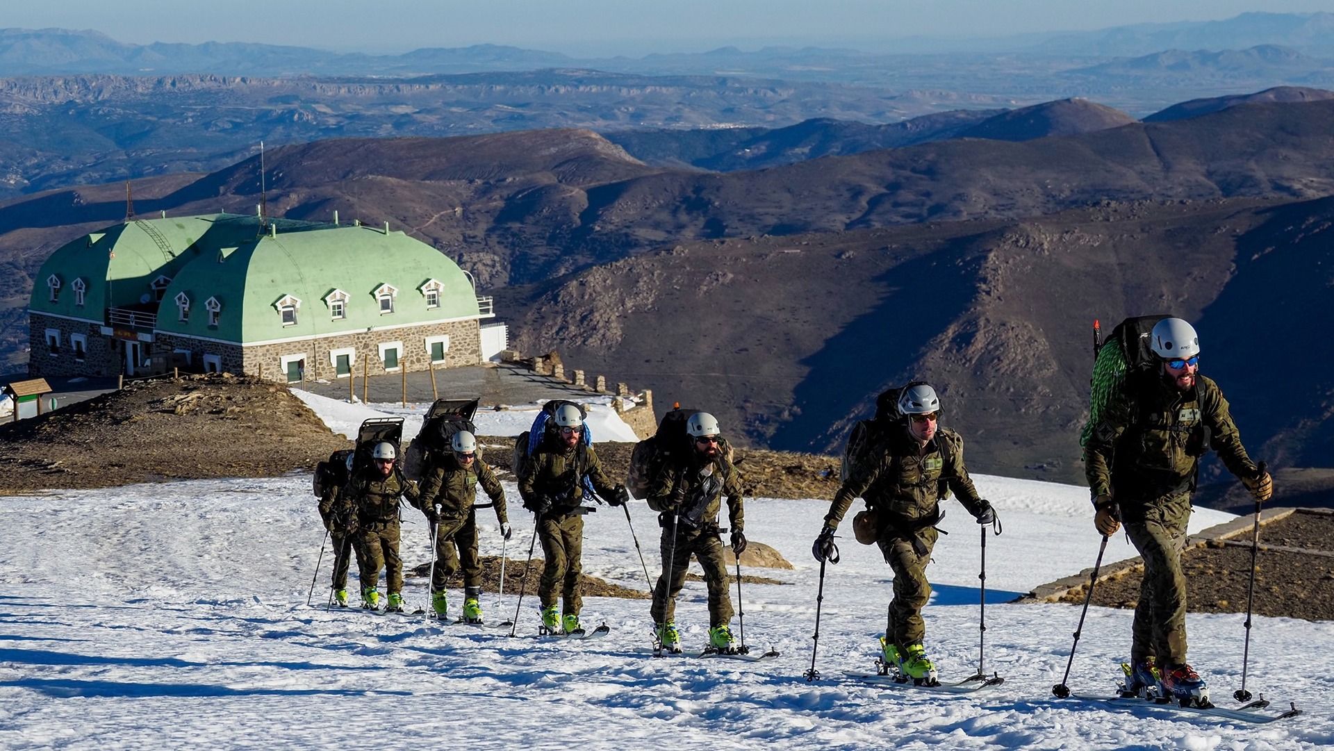 Soldados esquiadores del Ejercito de Tierra practicando en Sierra Nevada