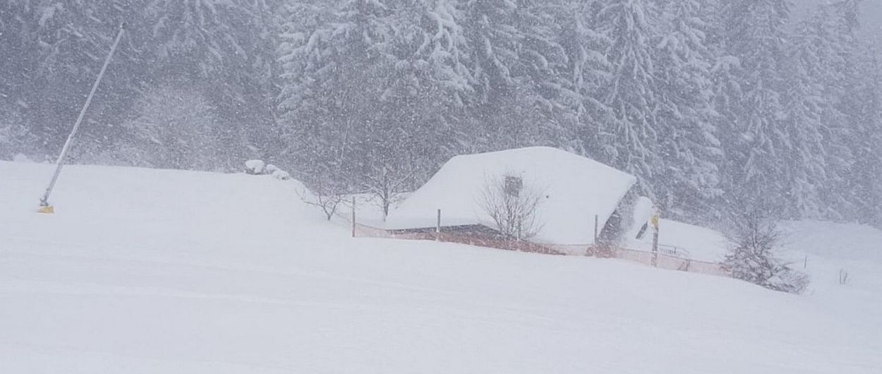 Intensas nevadas dejan atrapados a miles de turistas en Austria