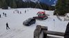 Se mete en una pista llena de esquiadores siguiendo el GPS del coche