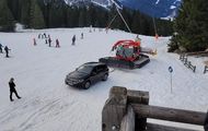 Se mete en una pista llena de esquiadores siguiendo el GPS del coche