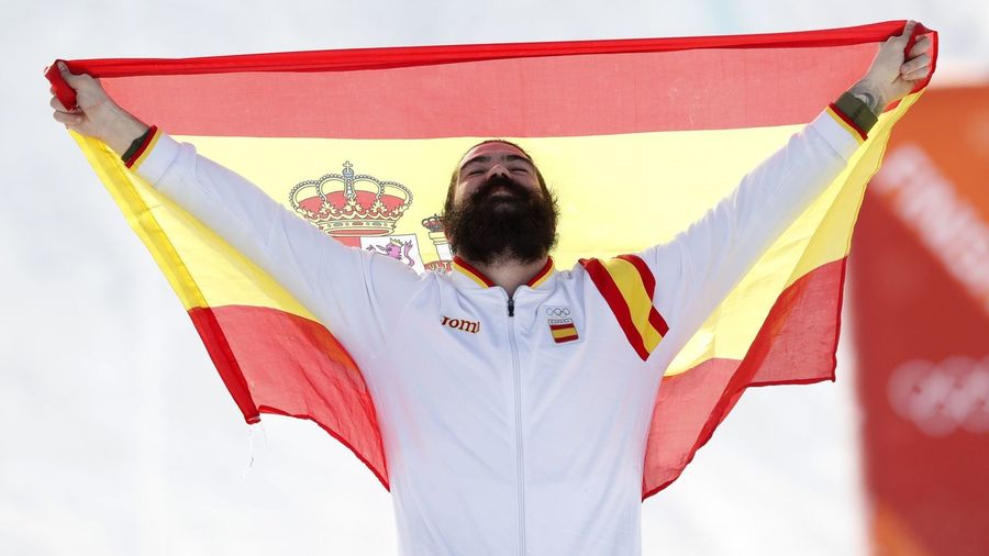 Regino Hernandez con bandera española en olimpiadas 2018