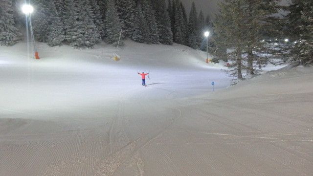 Y por la noche, sigue la esquiada.