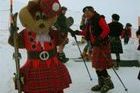 235 esquiadores bajan con falda escocesa en Cairgorm
