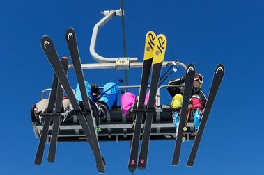 Le cae un esquí desde un telesilla en Austria y le da a una niña de México