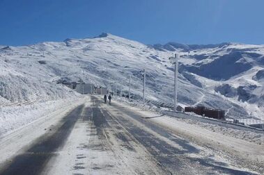 La carretera de acceso a la estación de esquí de Sierra Nevada tendrá cortes por obras