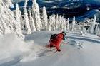 Fuerte bajada de esquiadores en British Columbia
