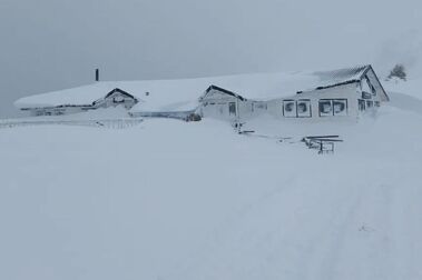 ¡Más de un metro de nieve en Cerro Bayo a un mes de su temporada de esquí!