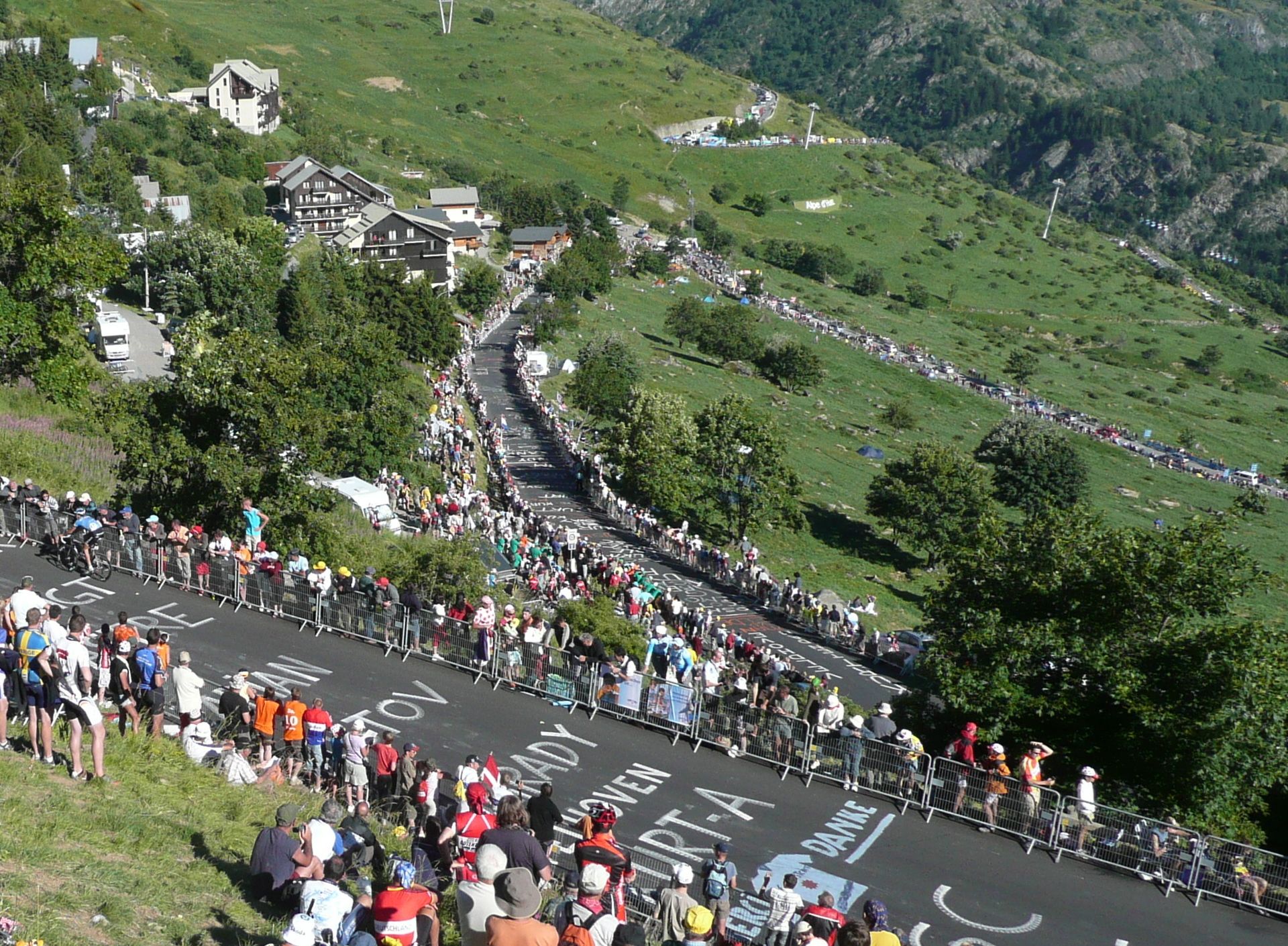 El público en la ascensión a Alpe d'Huez en el Tour de Francia