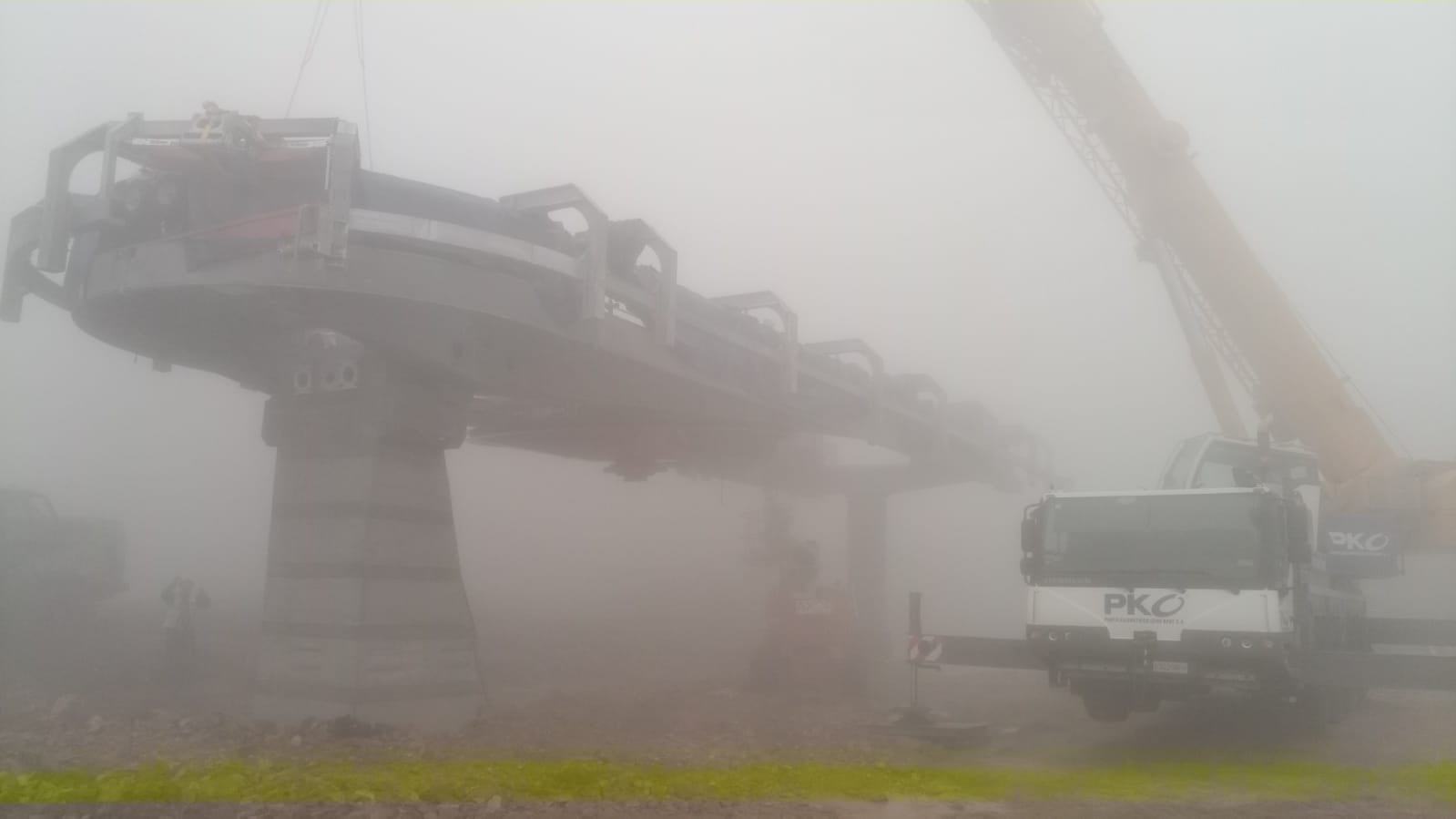 Niebla en obras telecabina de Valgrande Pajares