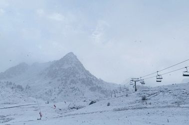 El forfait de temporada de esquí 2021-2022 de Aramón roza el récord de ventas