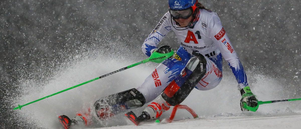 Vlhova para los pies a Mikaela Shiffrin en el Slalom de Flachau