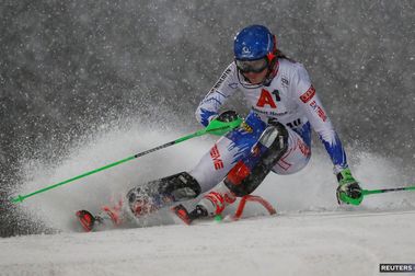 Vlhova para los pies a Mikaela Shiffrin en el Slalom de Flachau