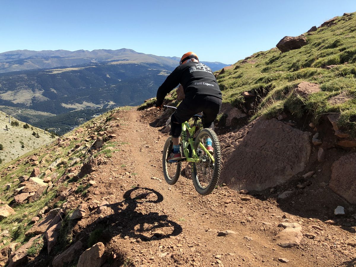 Practicando descenso en bicicleta de montaña en el bike-park de La Molina (Foto: IST).