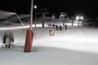 Esquí y snowpark bajo la luz de la luna