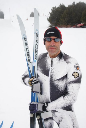 Fotografía de Antonio Pardo posando con sus esquís