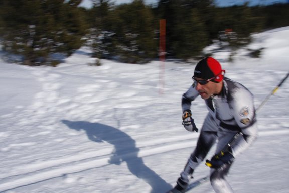 Fotografía de Antonio practicando esquí de fondo