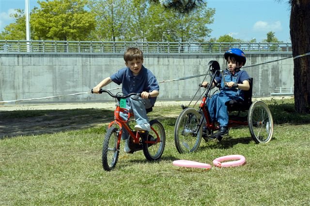 Fotografía de Niños en bicileta adaptada en una de las pruebas