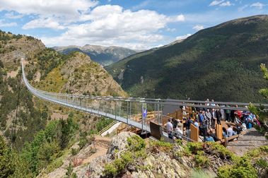 Andorra inaugura el largo Puente Tibetano de Canillo