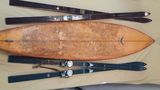 Mi primera tabla de surf, una Jeronimo del 78, y los esquís de mi padre y mios, unos Rossignol Strato y Stratix.