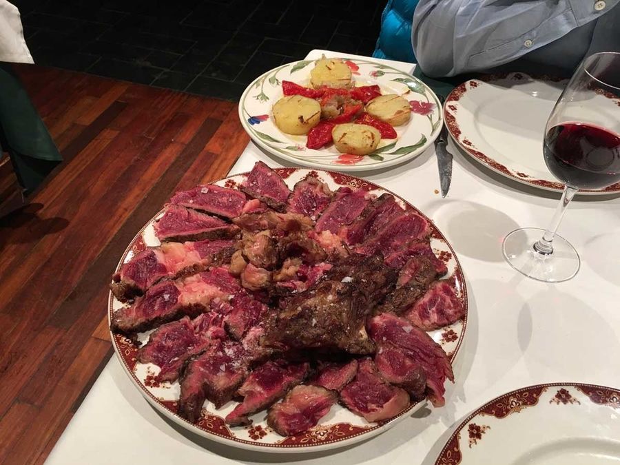 Las carnes a la brasa, un clásico de lso valles de montaña (Foto: IST).
