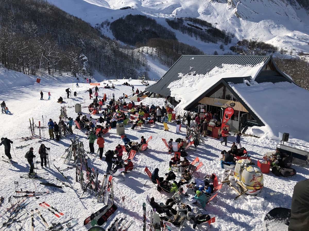 Esquiadores comiendo en una terraza en Gourette (Foto: IST).