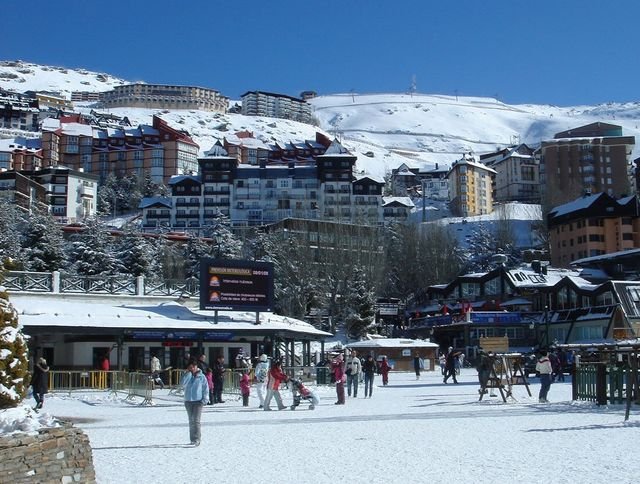 Plaza de Andalucía en Pradollano, estación de esquí de Sierra Nevada