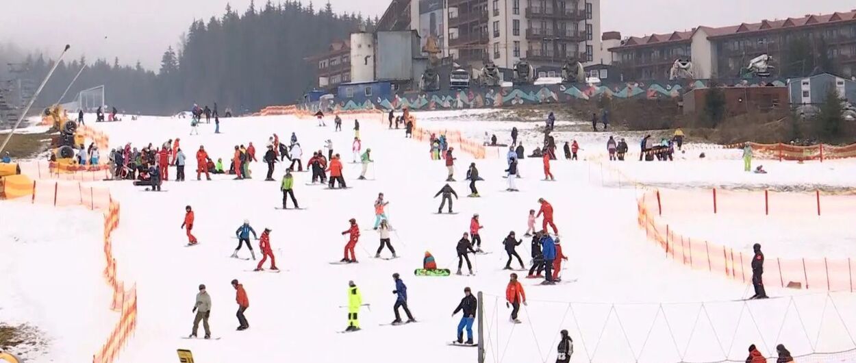Gran afluencia de esquiadores en Ucrania pese a la fuerte subida de precios