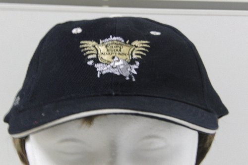 Fotografía del diseño de la gorra con el logotipo 